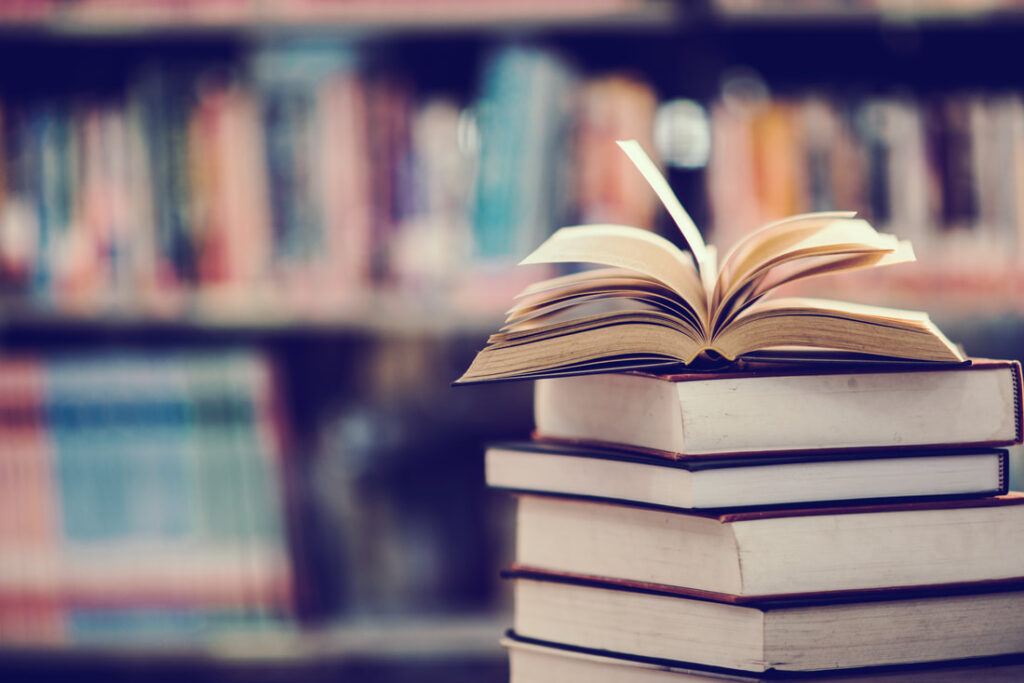 reserve-na-biblioteca-com-livro-aberto_orig